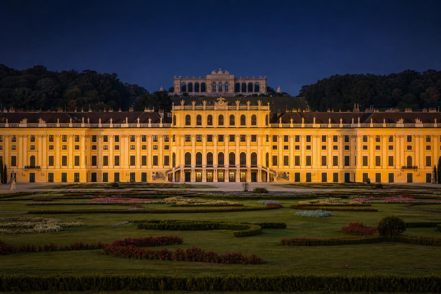 Schloss Schönbrunn bei goldenem Licht in der Abenddämmerung
